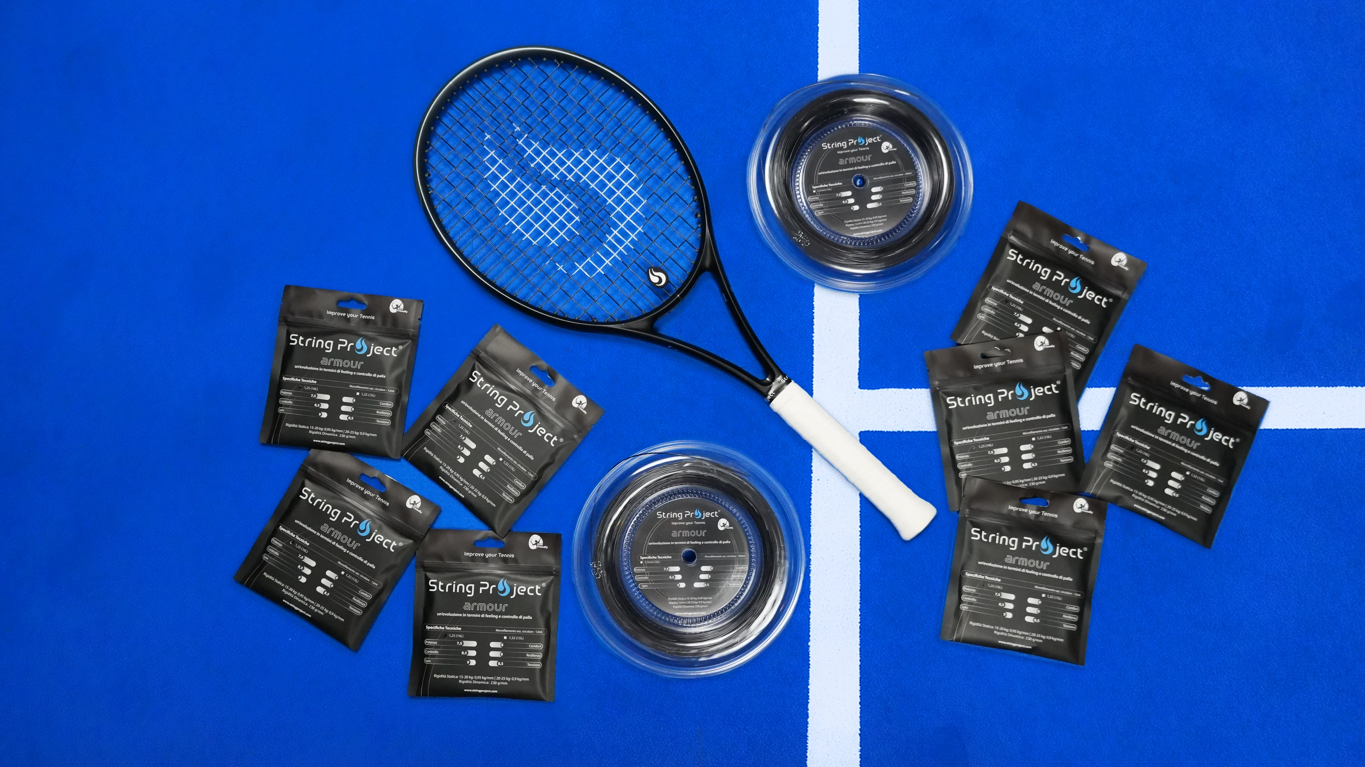 String Project armour – corde da tennis monofilamento nero con racchetta incordata su campo blu