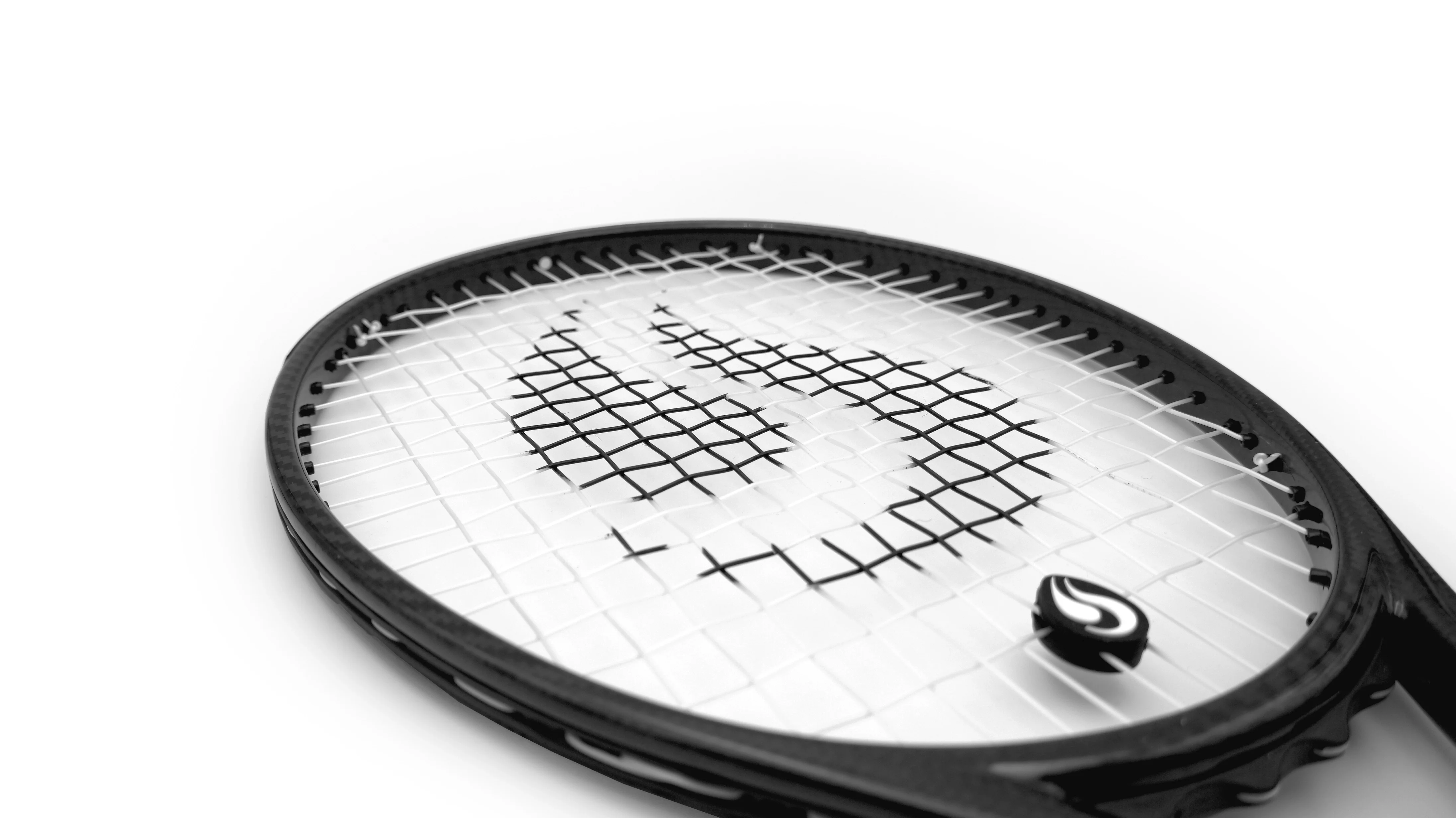 Dettaglio corde da tennis String Project Armour Soft incordate su racchetta