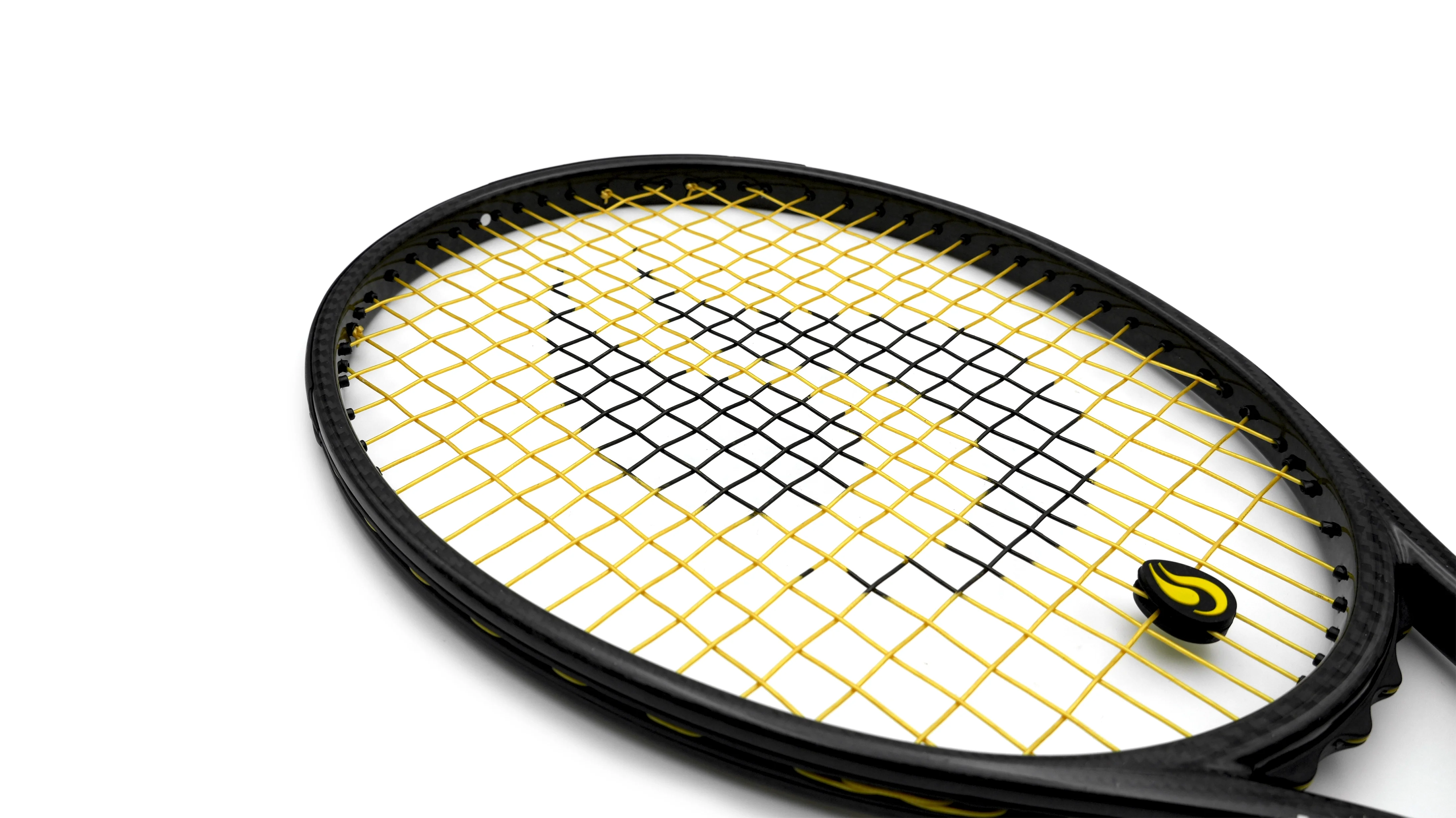 Dettaglio corde da tennis String Project gold incordate su racchetta