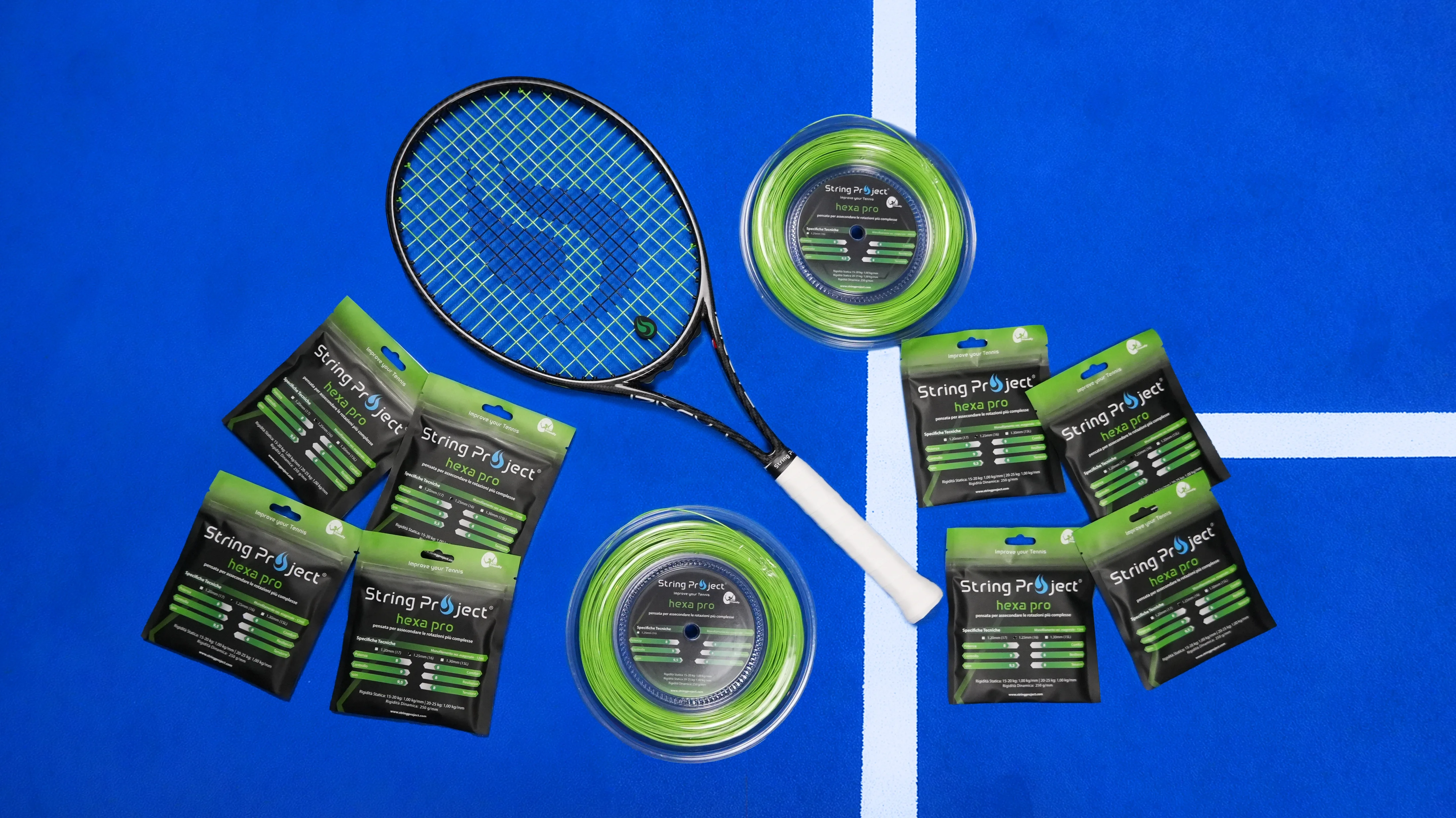 String Project hexa-pro – corde da tennis monofilamento giallo con racchetta incordata su campo blu