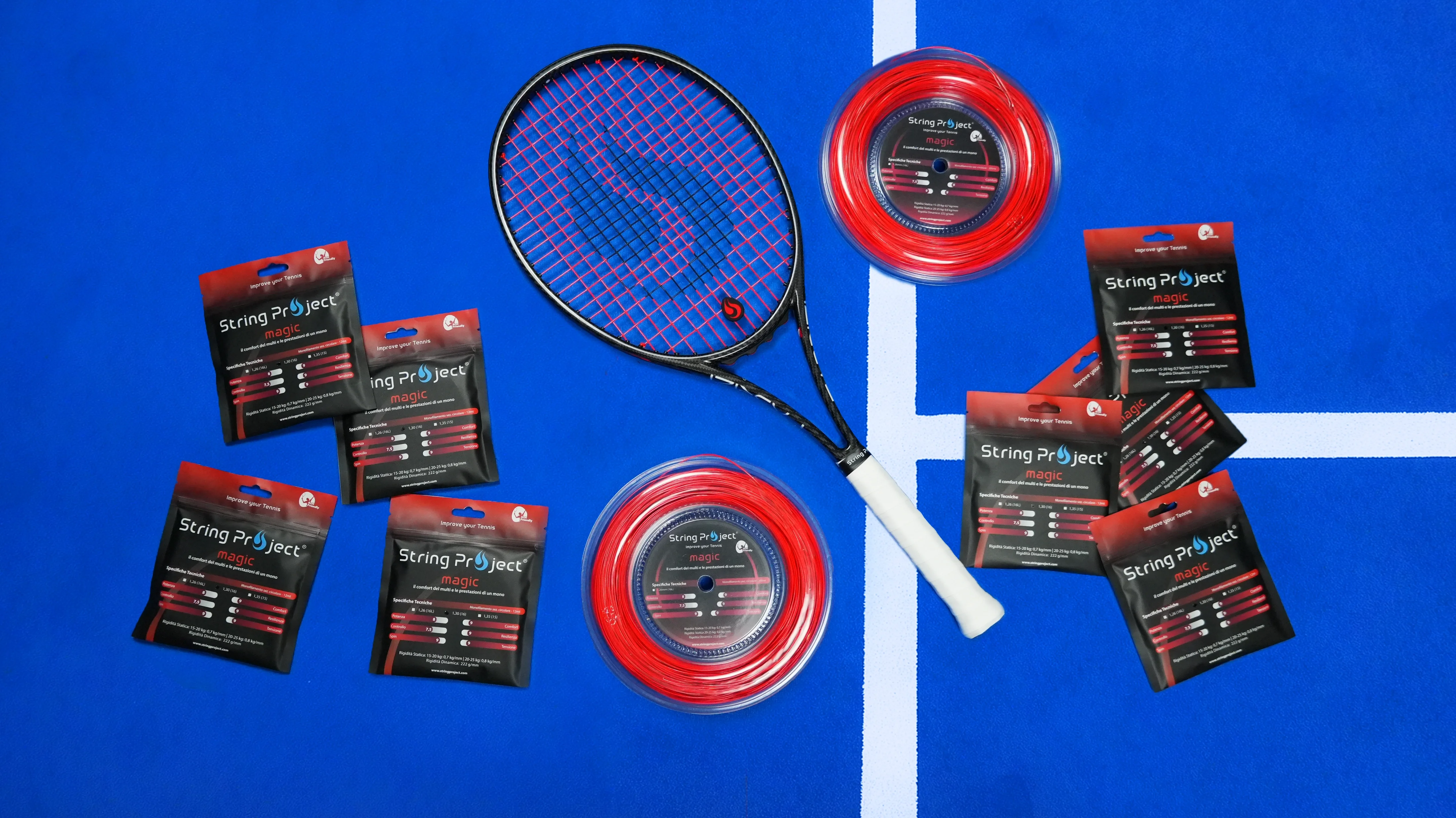 String Project Magic – corde da tennis monofilamento rosso con racchetta incordata su campo blu