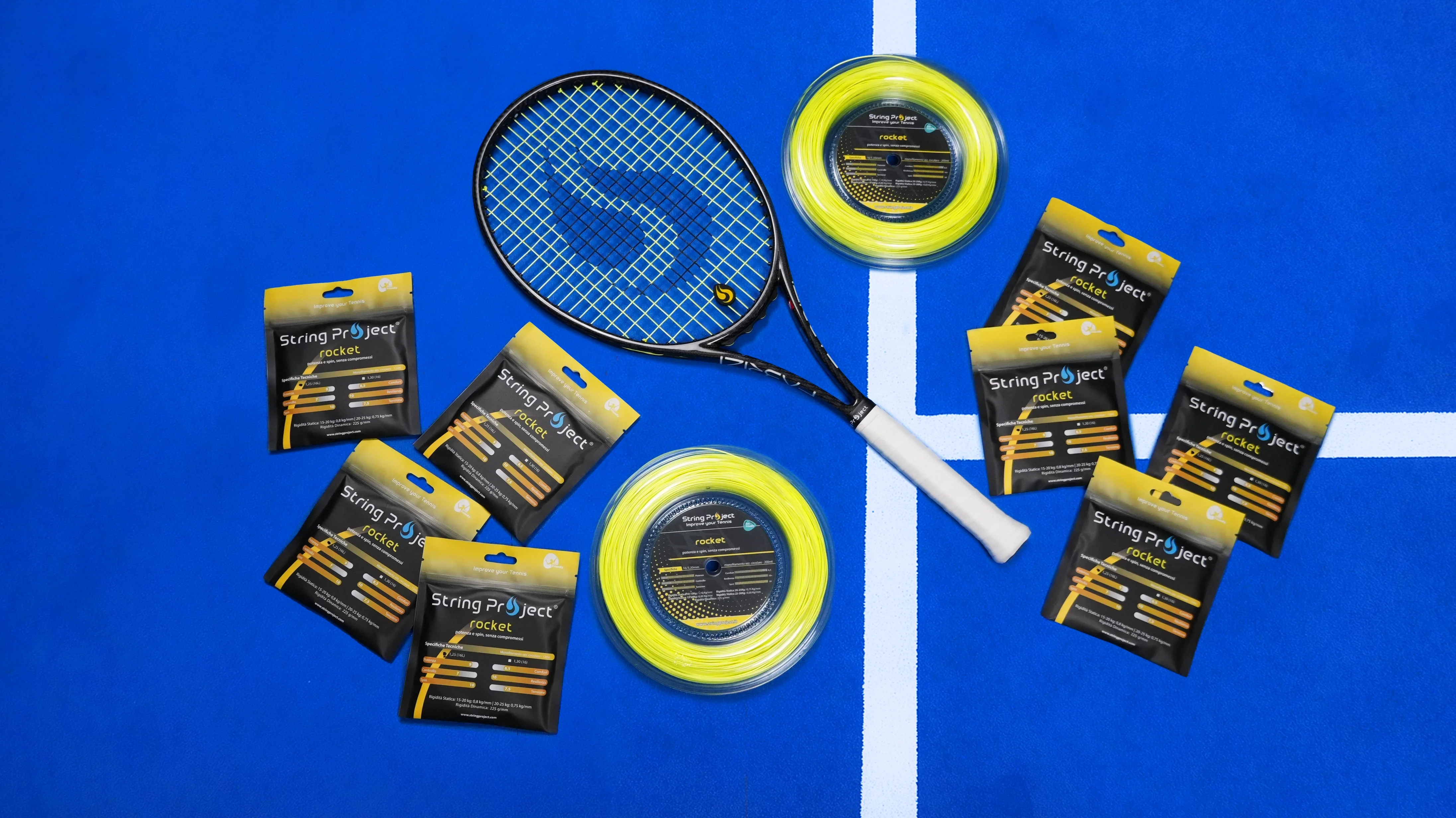 String Project rocket – corde da tennis monofilamento giallo con racchetta incordata su campo blu
