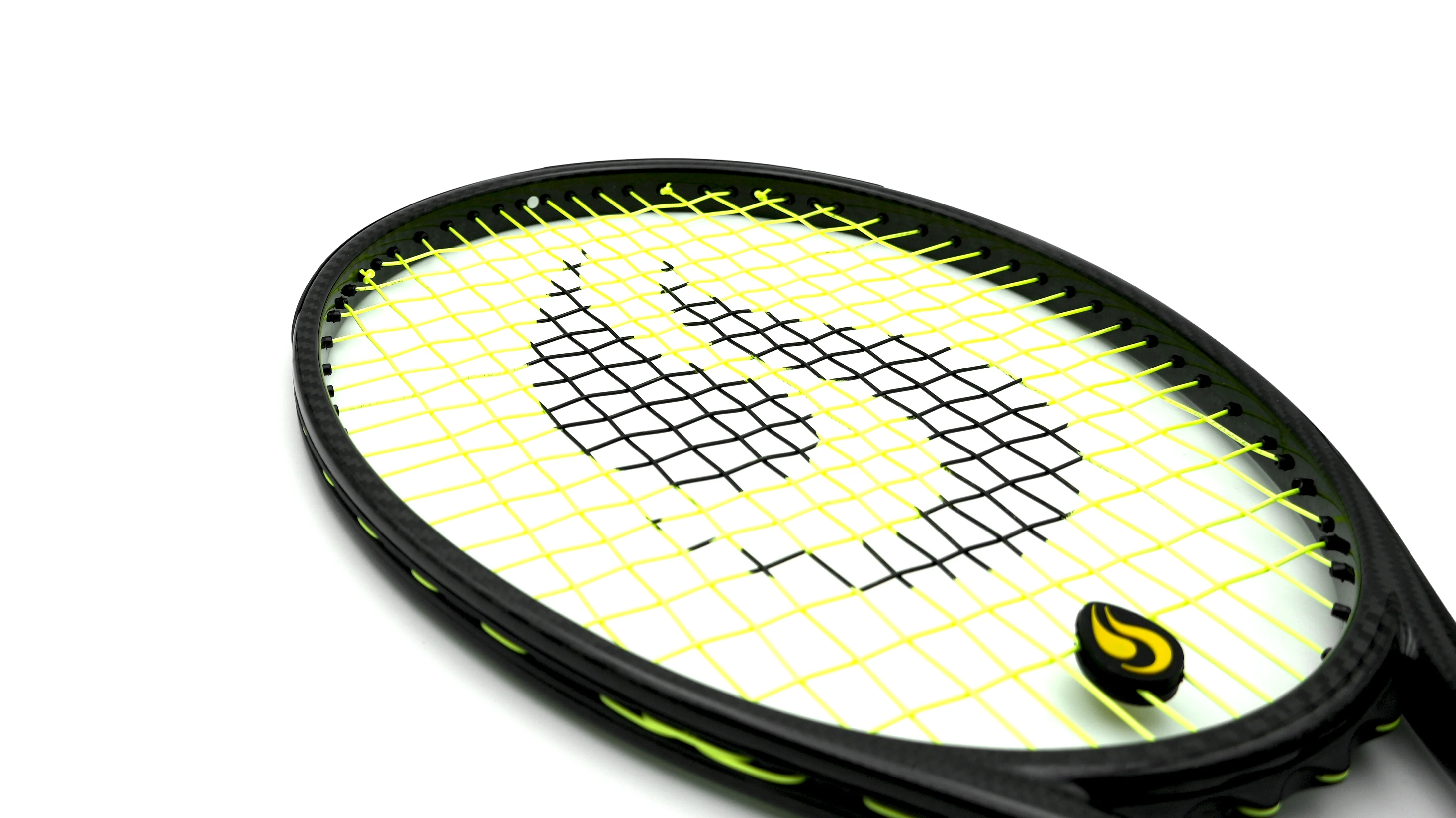 Dettaglio corde da tennis String Project rocket incordate su racchetta