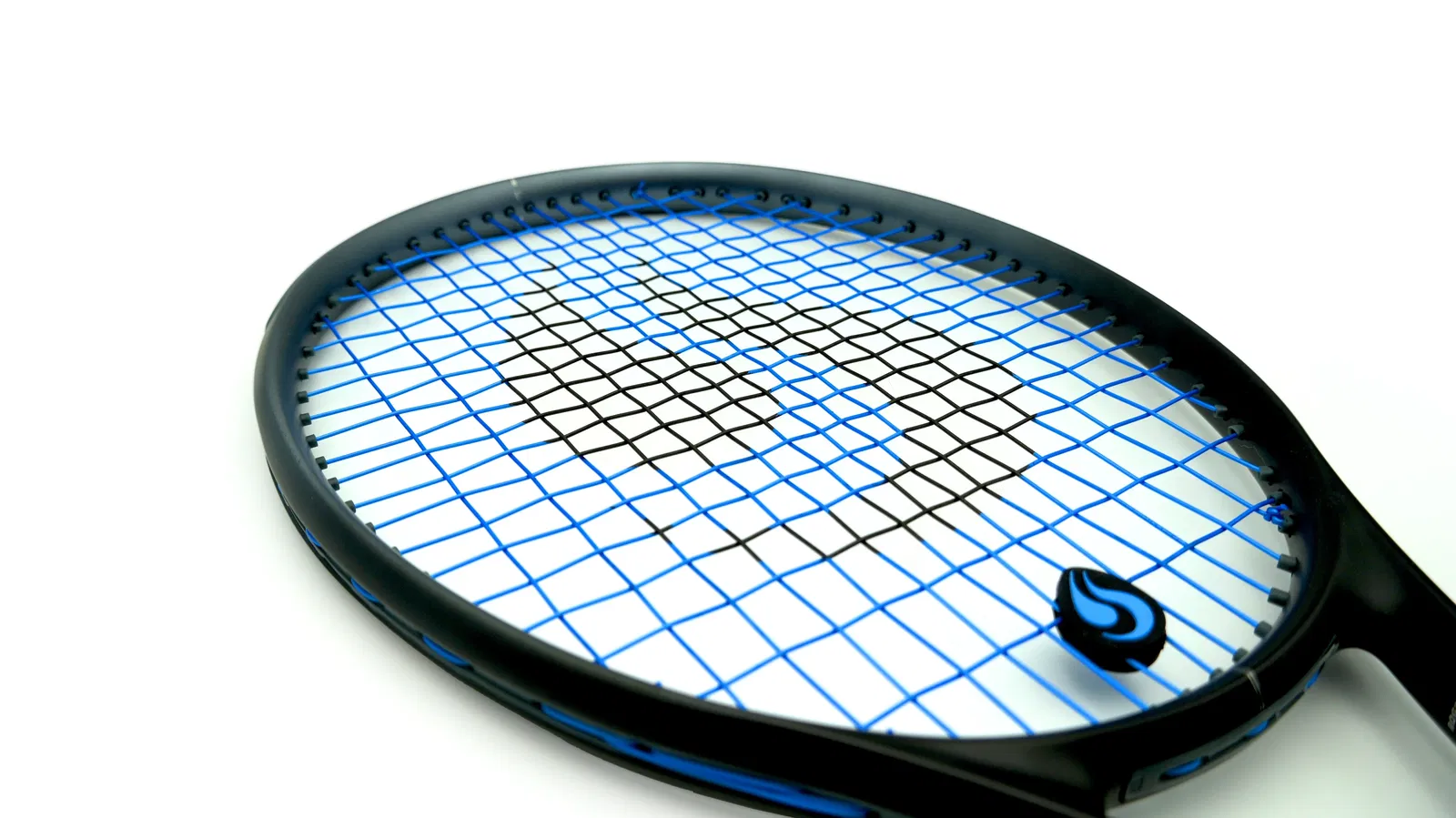 Dettaglio corde da tennis String Project Keen incordate su racchetta