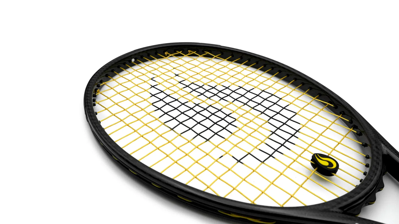 Dettaglio corde da tennis String Project Gold incordate su racchetta