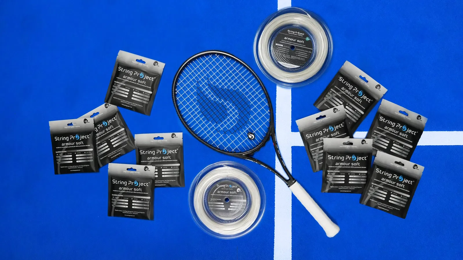 String Project Armour Soft – corde da tennis monofilamento bianche con racchetta incordata su campo blu