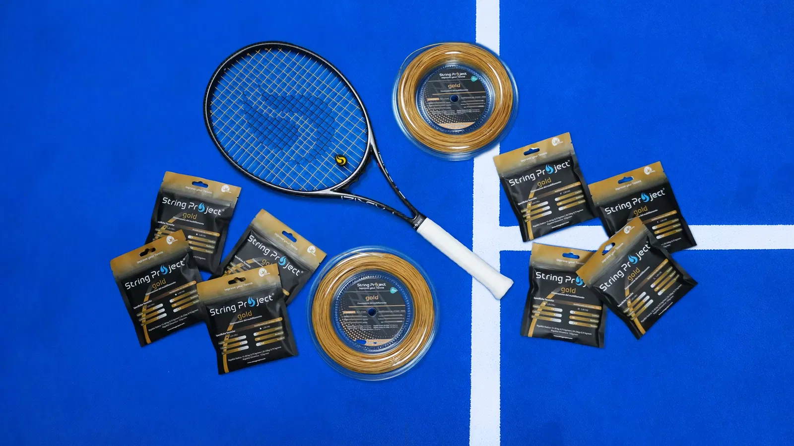 String Project Gold – corde da tennis multifilamento oro con racchetta incordata su campo blu