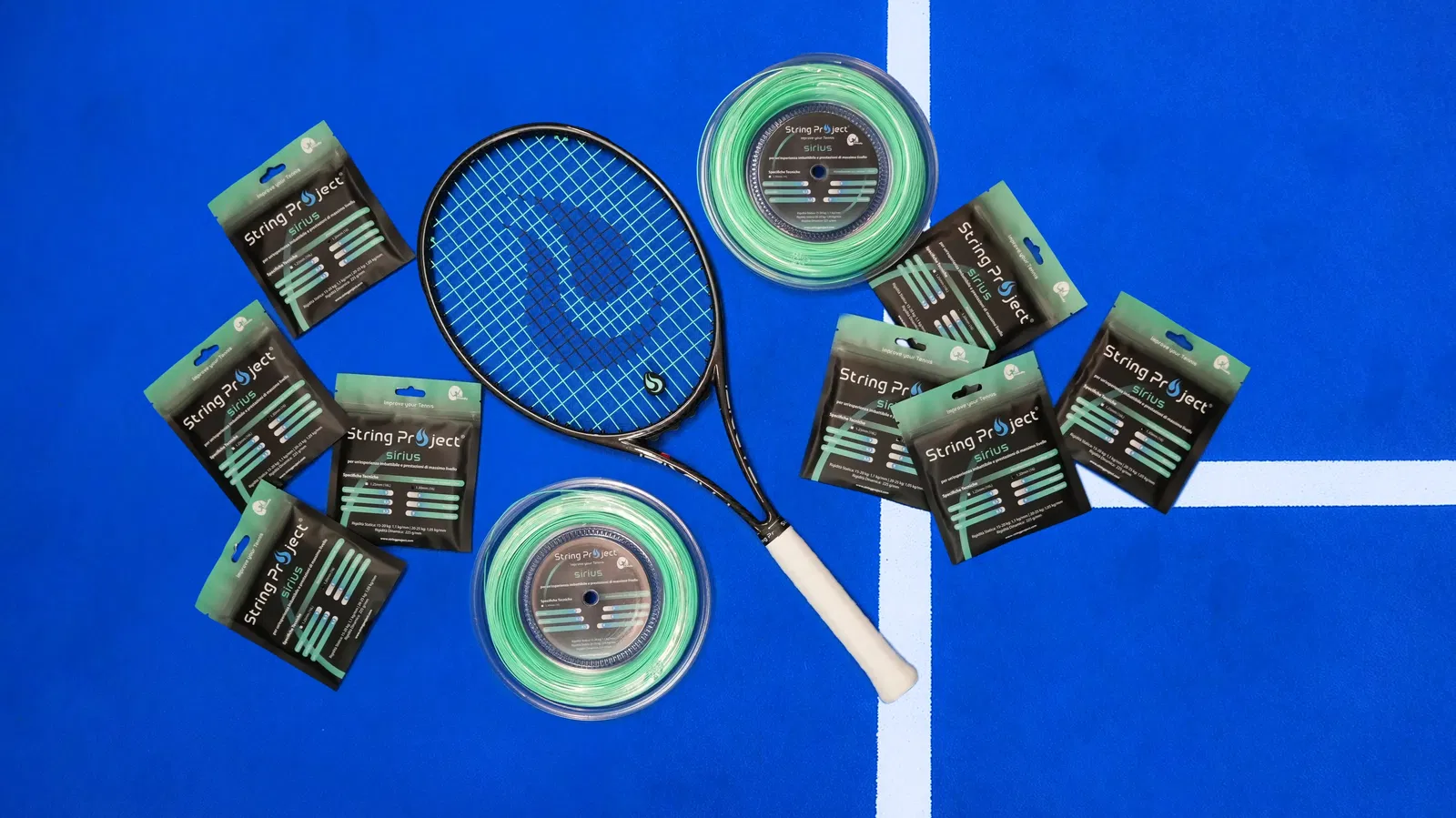 String Project Sirius – corde da tennis monofilamento azzurro verde acqua con racchetta incordata su campo blu