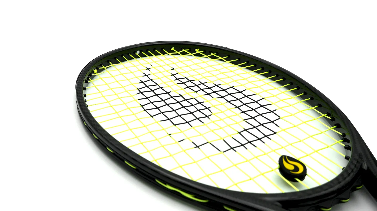 Dettaglio corde da tennis String Project Rocket incordate su racchetta