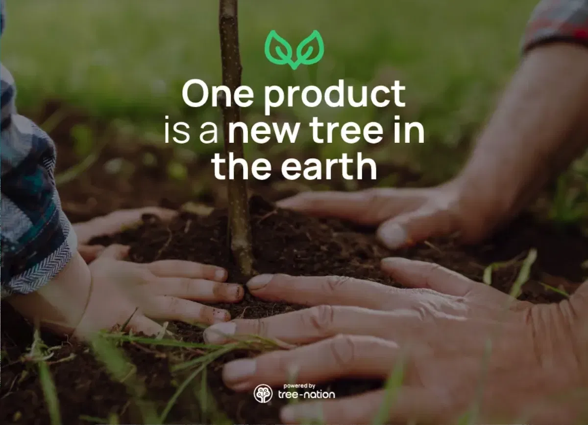 Immagine di un bambino e un uomo anziano che piantano un albero